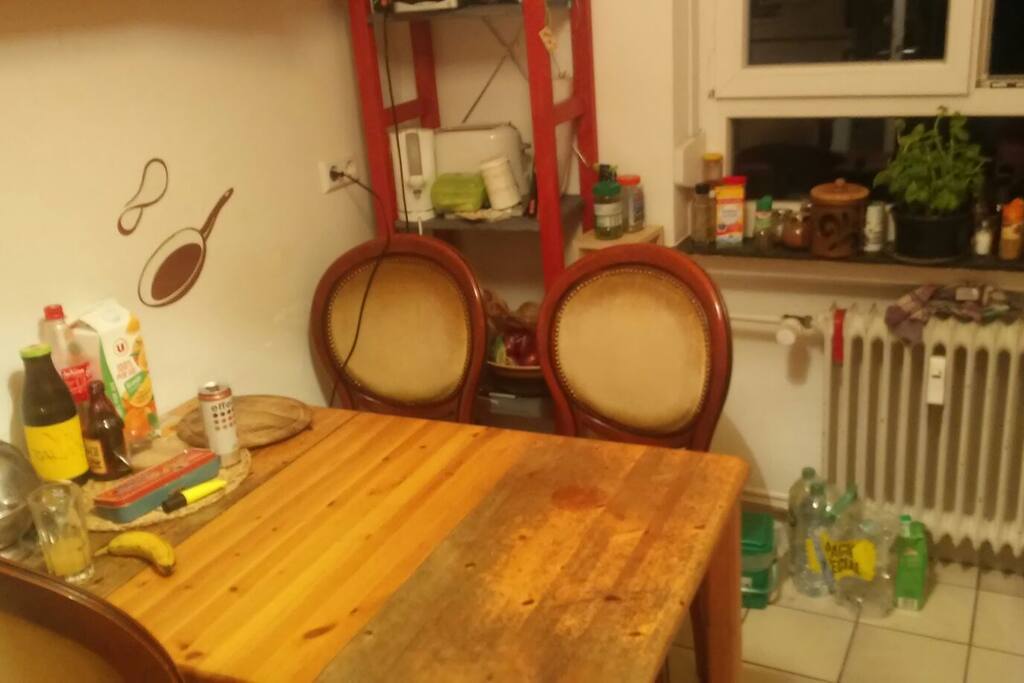 Kleine etwas chaotische Küche
