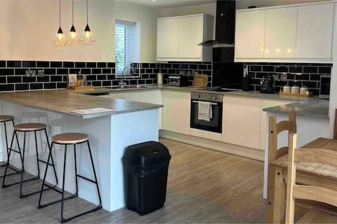 Green 3 Bed bungalow with en-suite and parking.