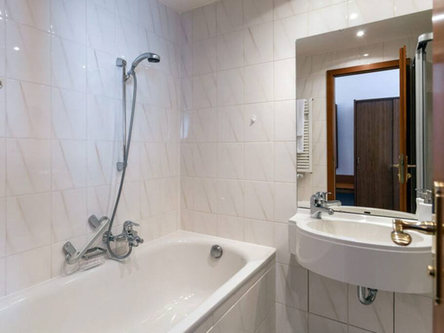 Badezimmer vom Einzelzimmer im Hotel Stadtkrug in Parchim