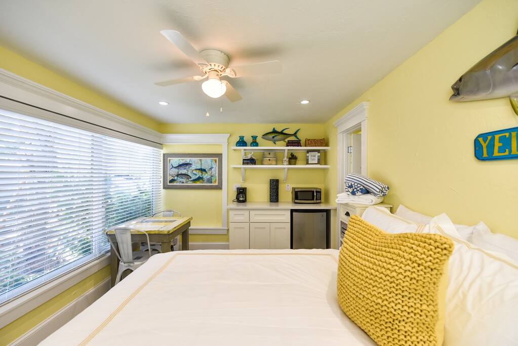 Eat In Kitchen Space and Kitchenette