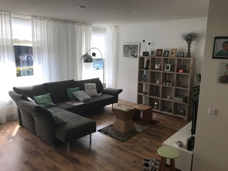 Woonkamer te gebruiken met verhuurder en andere gasten (indien aanwezig). Vraag naar de situatie per boeking.