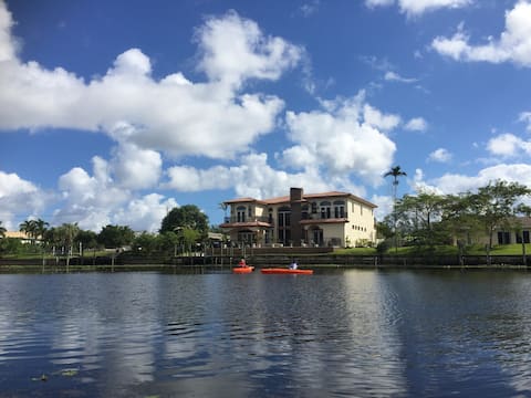 Luxurious Waterfront 6B/5Bt Pool-Spa-Theater Home