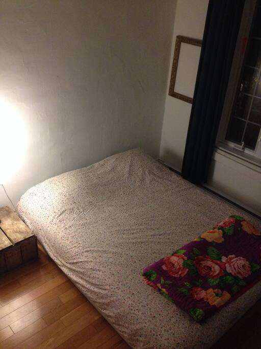 Chambre au calme et lumineuse donnant sur une terrasse et de la verdure pour un café au soleil!