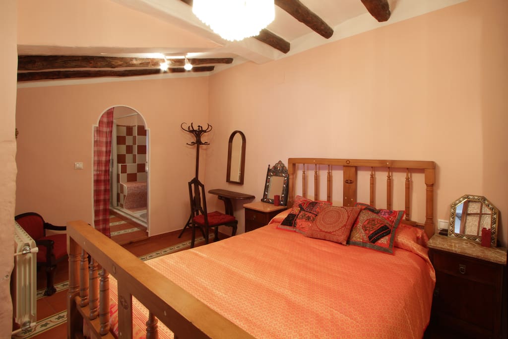 Habitación principal roja de con decoración oriental