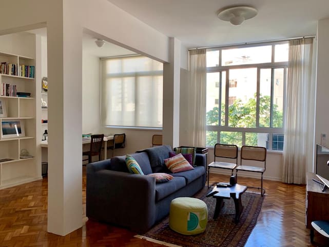 Iluminado! 2 quartos no Leblon, pertinho da Praia!