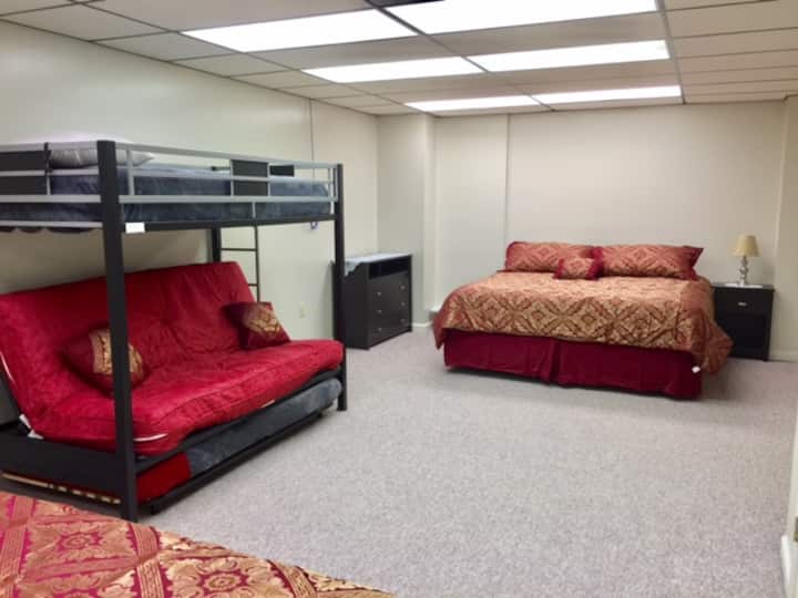 Chumba kikubwa cha kulala kwenye Kiwango cha Chini (malipo ya ziada kwa watu 16 wa kwanza)