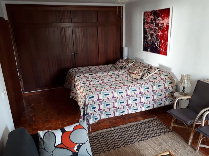 El dormitorio en la planta baja. / The bedroom downstairs.