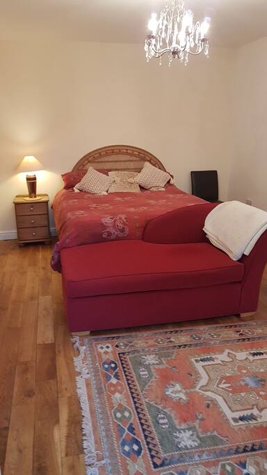 Kingsize bed and chaise sofa bed