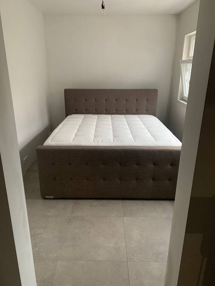 سرير مزدوج في غرفة النوم 2