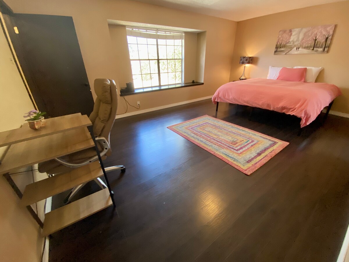 חדר השינה הראשי כולל גם שולחן כתיבה וכיסא שולחן כדי לעבוד בנוחות מהבית. 