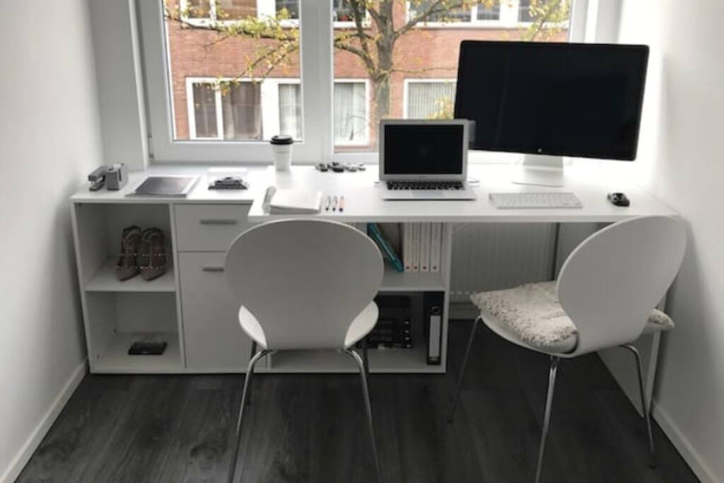 The “office” with a desk of 2m to work on for your job or school. Screen and laptop will not be available.