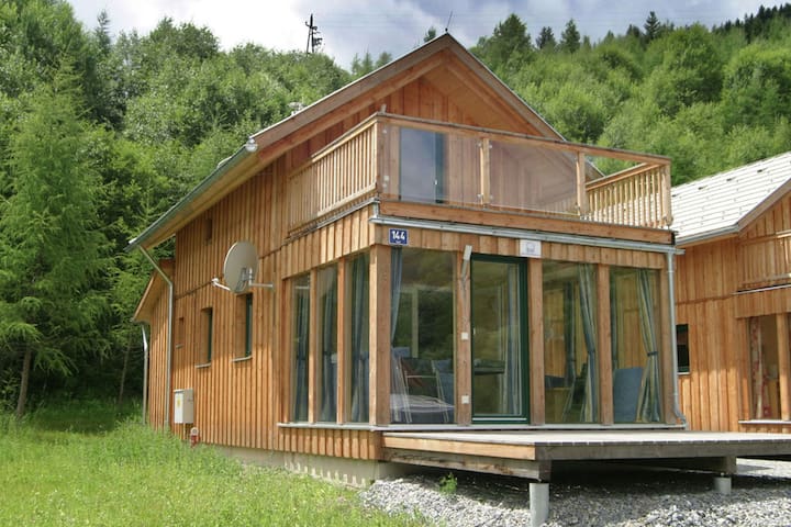 Chalet di lusso con sauna in un piccolo parco vacanze
