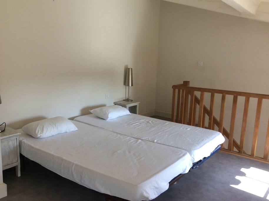 En mezzanine grande chambre