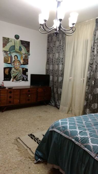 habitacion para dos personas, con cama matrimonial, baño closet, muy amplia, aire acondicionado, pantalla y una hermosa terraza con vista a la silleta.