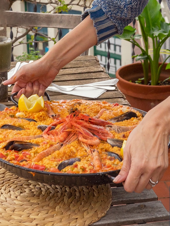 Show full-screen, host-provided image