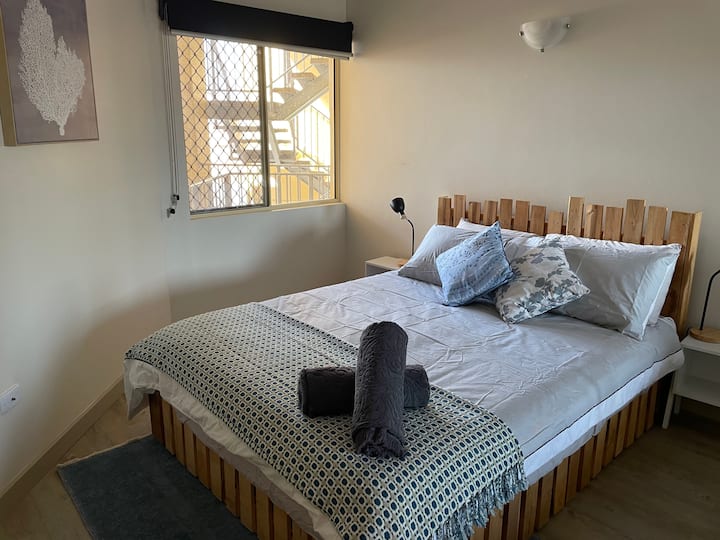 Segundo dormitorio con colchón de espuma viscoelástica tamaño queen muy cómodo. Persianas opacas para un mejor sueño de noches. Aire acondicionado con sistema dividido en el espacio. 