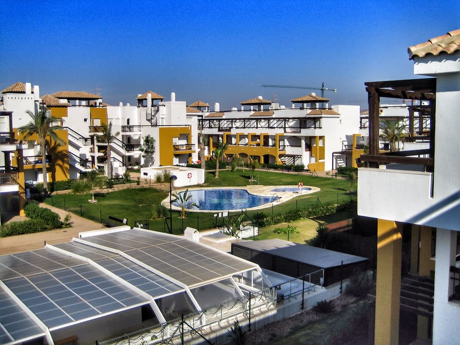 Panorámica de parte de la Urbanización, con otra de las piscinas de verano al fondo, dotada con aseos y la climatizada abajo