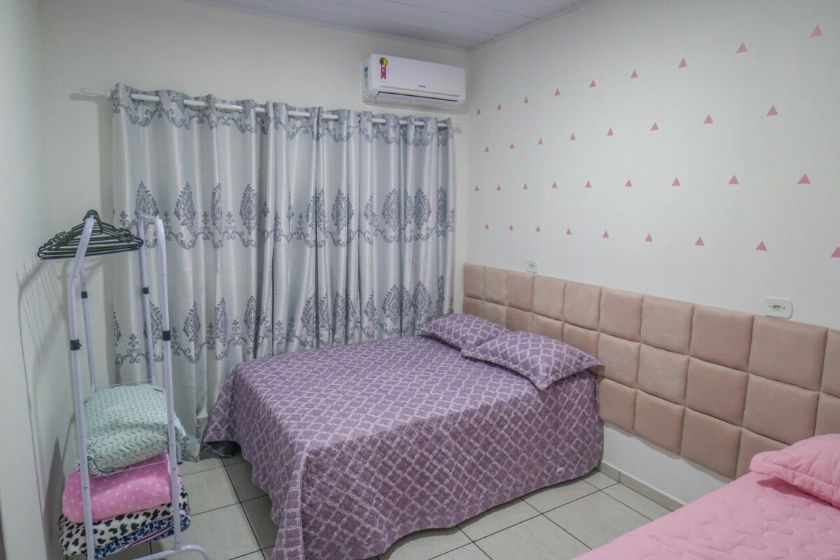 卧室1.配备1张双人床、1张单人床、1张辅助床和空调 