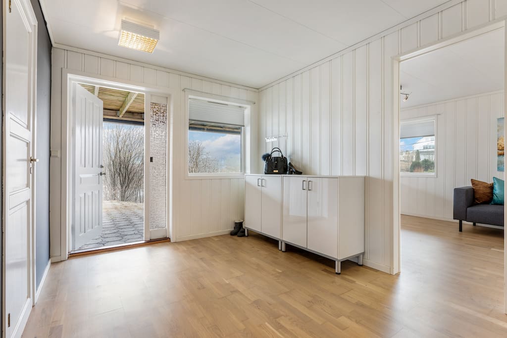 Large entrance hall with storage.