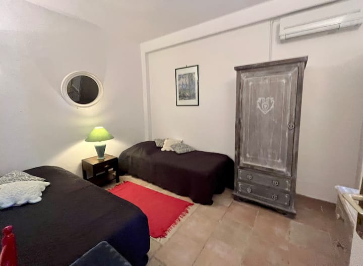 Chambre 5 côté cour avec salle d’eau privative 