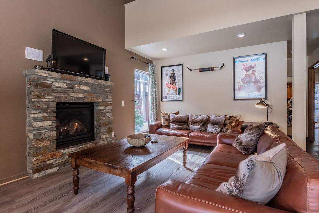Stylish and renovated home away from home a 5 minute walk from the Village. Open plan, granite and stainless steel kitchen, dining area seats 6. Real leather sofas, IPTV, gas fire in living room. Modern lighting and no condo carpet !