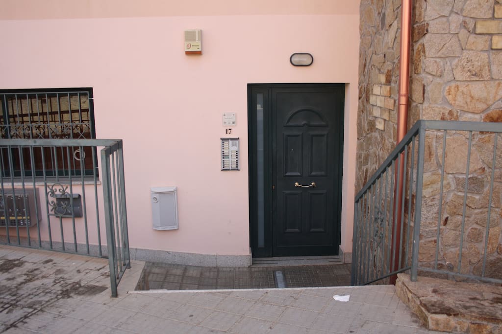 L'entrata dal portoncino in Via Aspromonte
