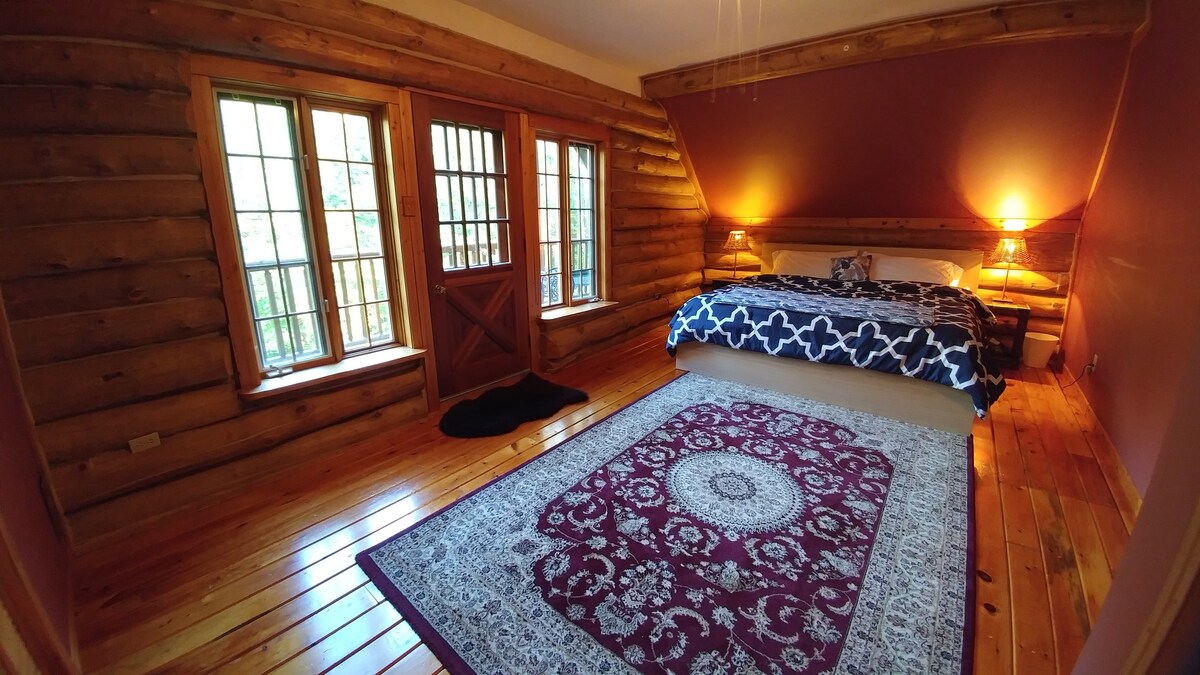 ห้องนอนใหญ่ #1 มีเตียงคิงไซส์ระเบียงตู้เสื้อผ้าแบบเดินเข้าและเตียงเด็กอ่อน