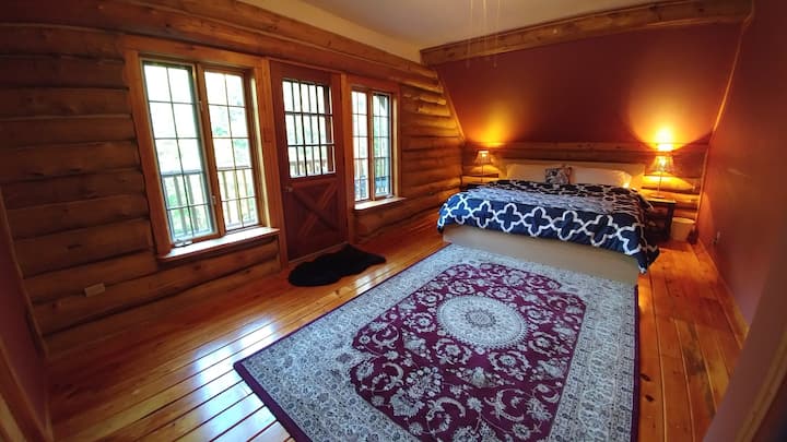 Dormitorio principal #1 con cama tamaño king, balcón, vestidor y cuna.