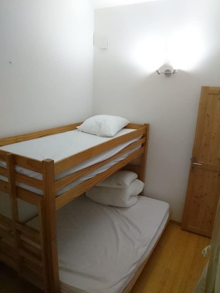 חדר שינה 2: מיטות קומתיים: 140 ס"מ נמוכים, 90 ס"מ גבוהים