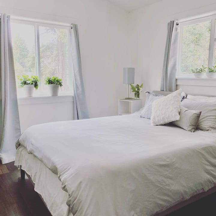 Спална соба со брачен кревет (широк 150-179 см)