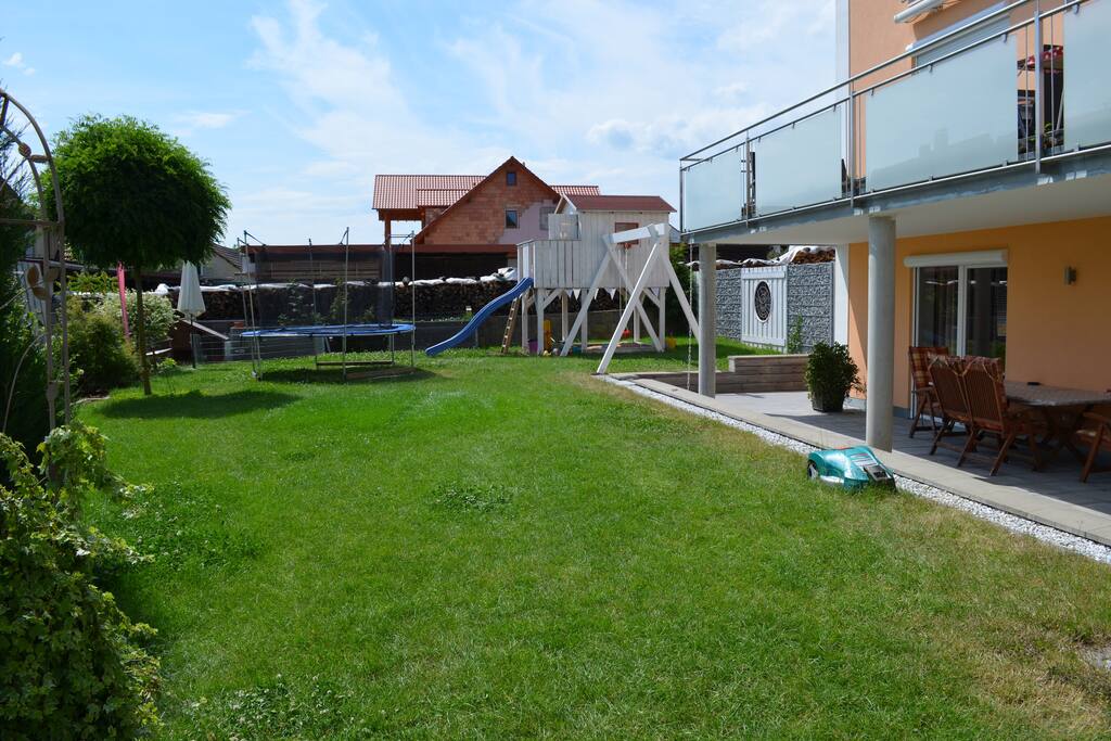 Garten mit Sonnenterrasse zum entspannen