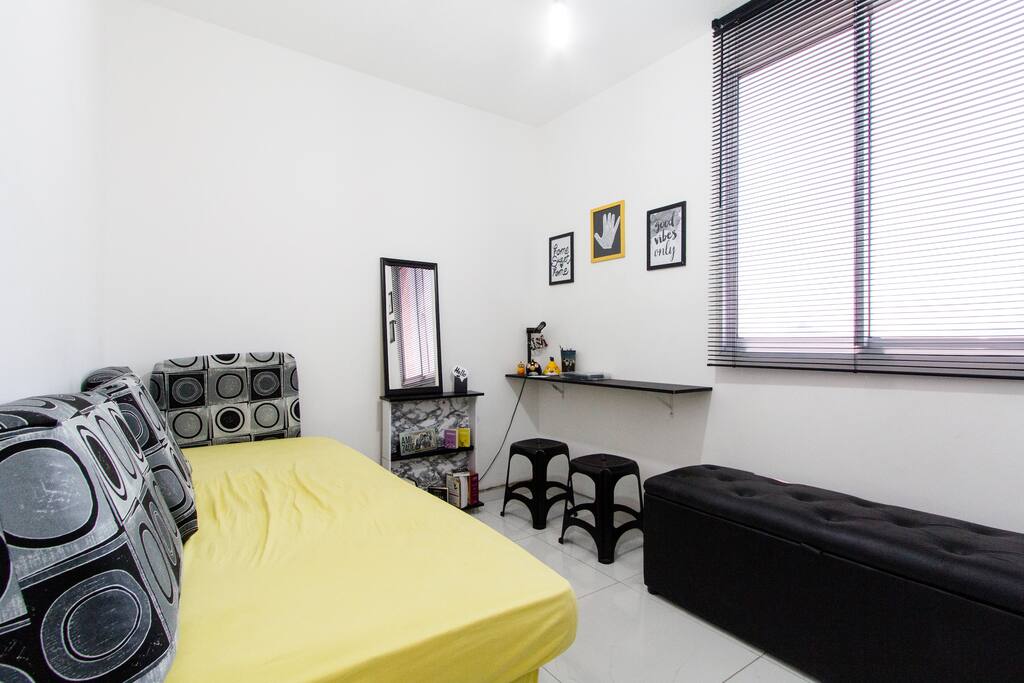 Quarto de hospedes com cama confortável, flexível 2 hospedes, pequena estante para pertences com espelho, mini escritório com WI-FI e instalações para Notebook e impressora disponível para impressão de documentos. Espaço para guardar mala, e estante com prateleiras para roupas, quarto com persiana escura para quebra de luminosidade e ventilador de teto, local extremamente ventilado.
