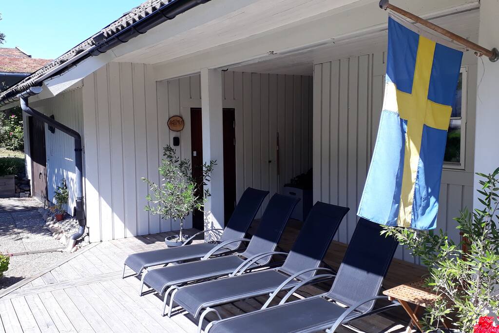 Vy mot lägenhetsdörr och nyckelbox.