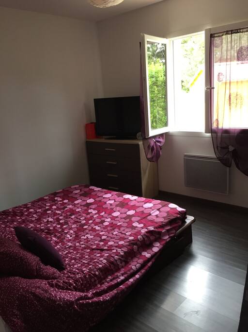 chambre avec un lit deux places