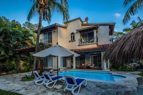 Stunning private pool, garden, villa.