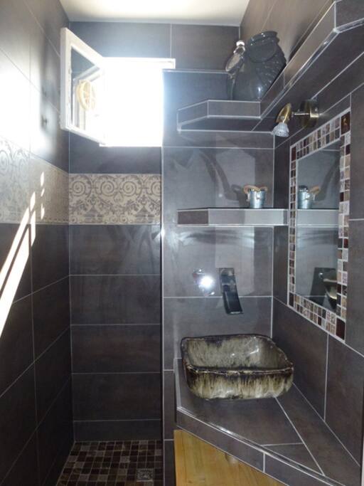 Salle d'eau avec douche à l'italienne