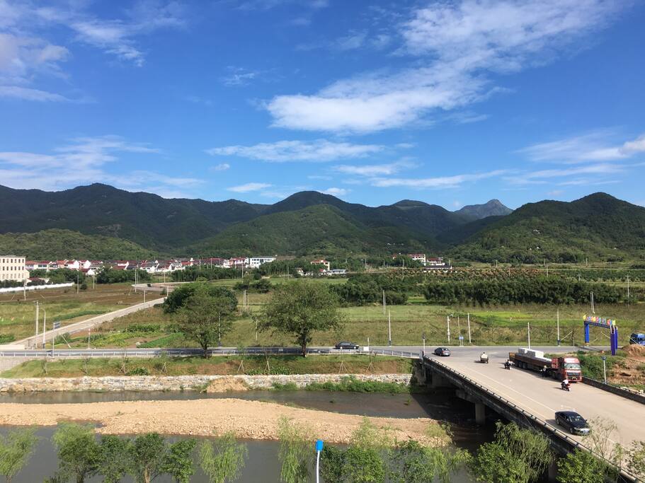 从房子窗户望出去的景色