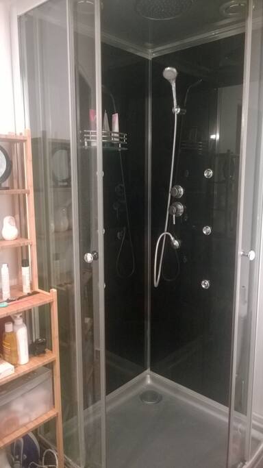 salle de douche spacieuse