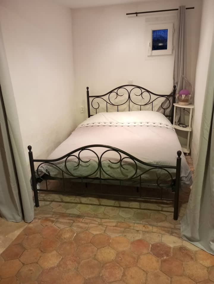 Piccola "cameretta" separata da una tenda