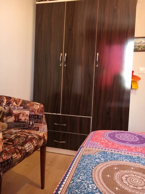 Bir sandalye ve kıyafetleri asmak için dolap