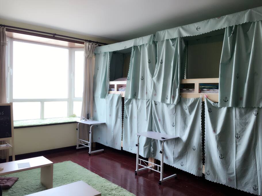 客厅男生床位