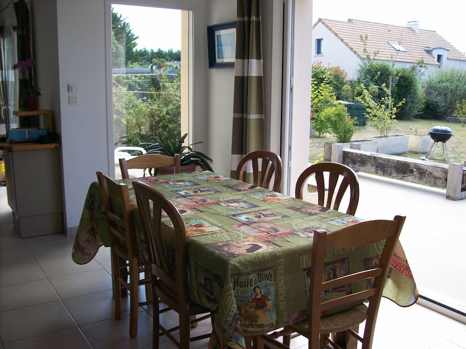 salle à manger ouvrant sur terrasse