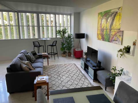 Popular Airbnb listing: Bright spacious apartment with separate study. in Darlinghurst