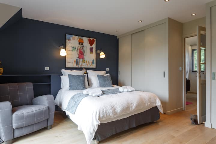 Chumba cha kwanza cha kulala kilicho na bafu la kujitegemea.