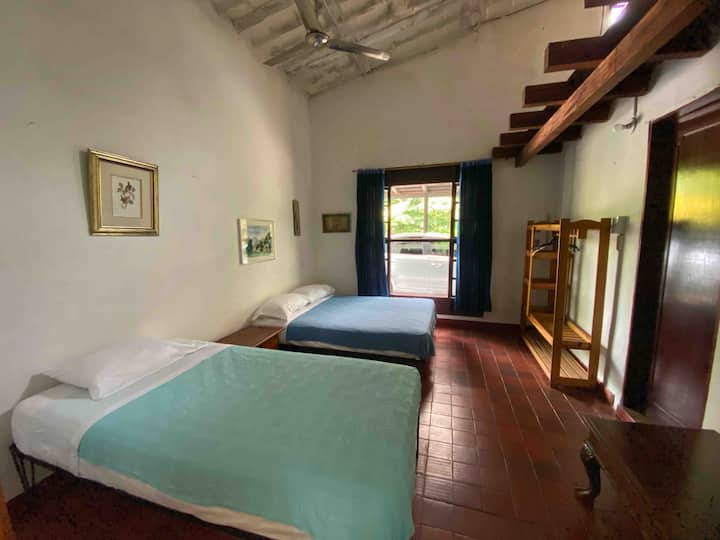 חדר 1 מיטה זוגית + מיטת יחיד 