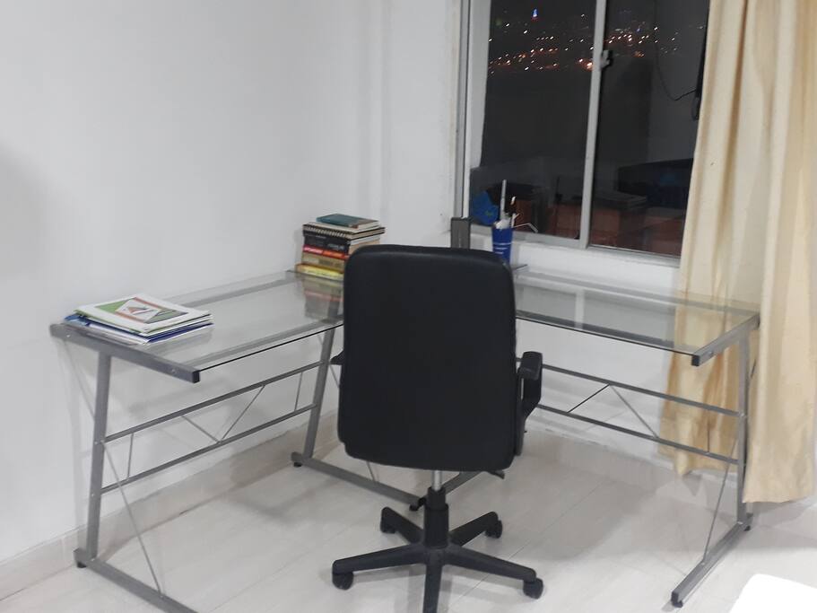 Escritorio con vista a la zona rosa de la ciudad, y adecuado para visita de trabajo o negocios.