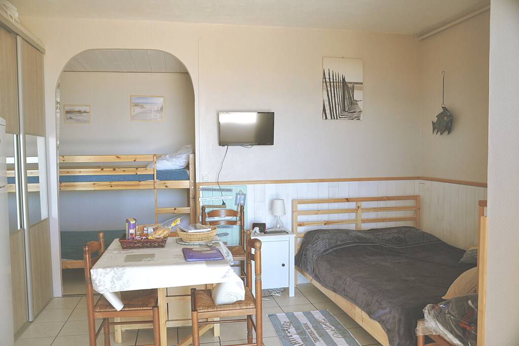 L'intérieur du studio avec 1 lit double et 2 lits simples en coin nuit pour les enfants.