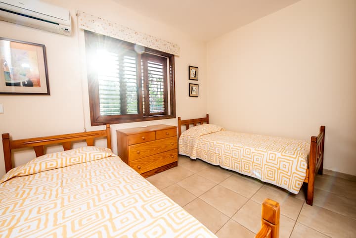 Dos camas individuales en el dormitorio n .º 2.