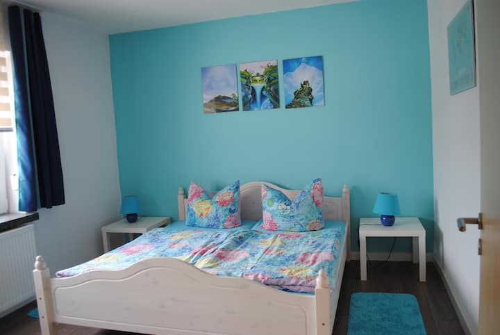 Schlafzimmer mit Doppelbett