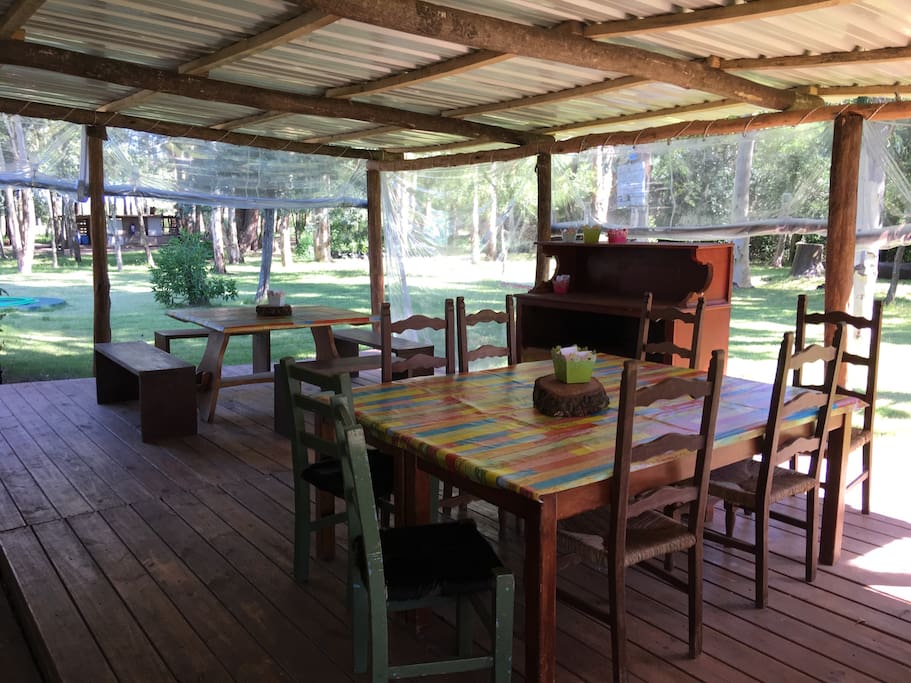 Espacioso salón comedor abierto a galería y jardin